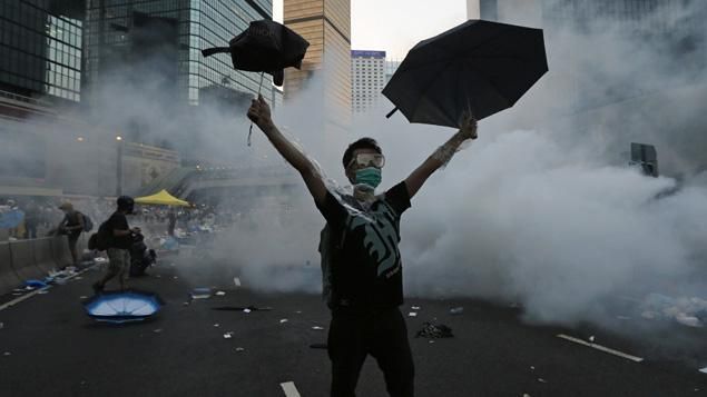 A Hong Kong, les militants pro-démocratie manifestent avec des parapluies