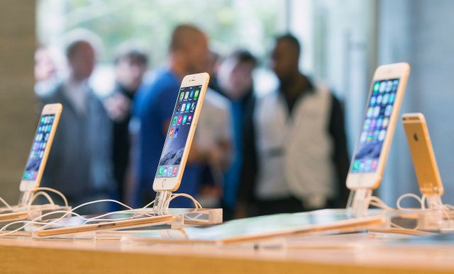 Des files d'attente se sont formées devant de nombreux Apple Store, comme ici à Berlin