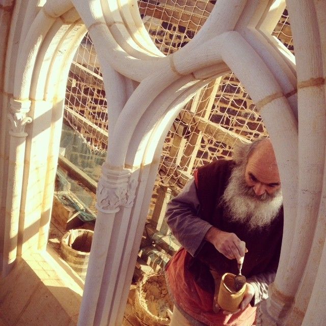 Le grand chantier du moment: la fenêtre gothique de la chapelle.