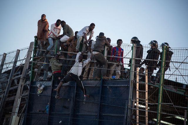 A Melilla, le 24 avril. Une centaine de migrants se sont rués sur la barrière qui sépare le Maroc de l'enclave espagnole.