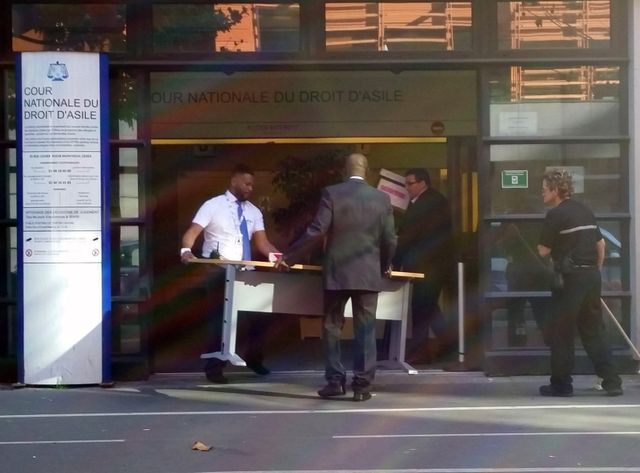 Un demandeur d'asile tente de s'immoler par le feu devant la Cour nationale du Droit d'Asile, à Montreuil