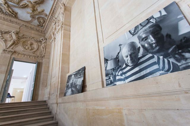 Dans l'escalier du musée Picasso
