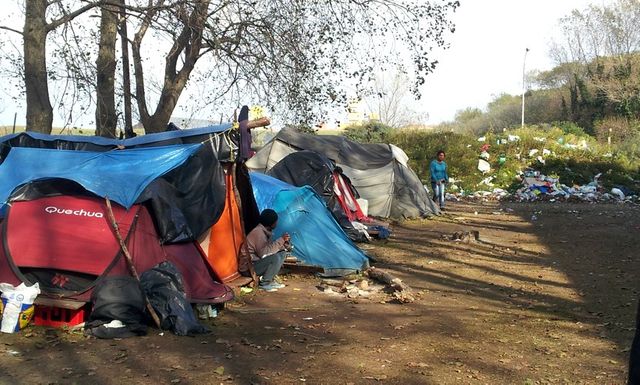 Camp de migrants sur un terrain vague