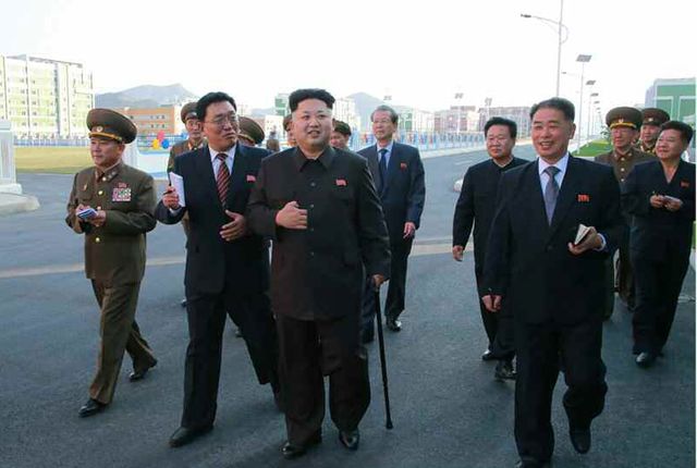 Il est appuyé sur une canne mais Kim Jong-Un vivant