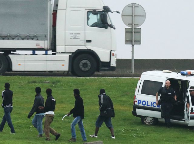 Migrants chassés par des policiers