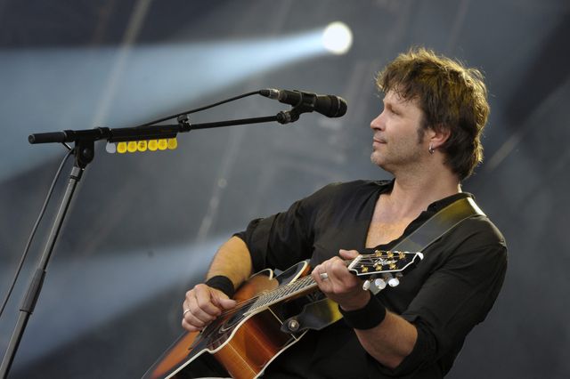 Bertrand Cantat joue avec son nouveau groupe, Détroit, sur la scène des Vieilles Charrues le 19 juillet 2014