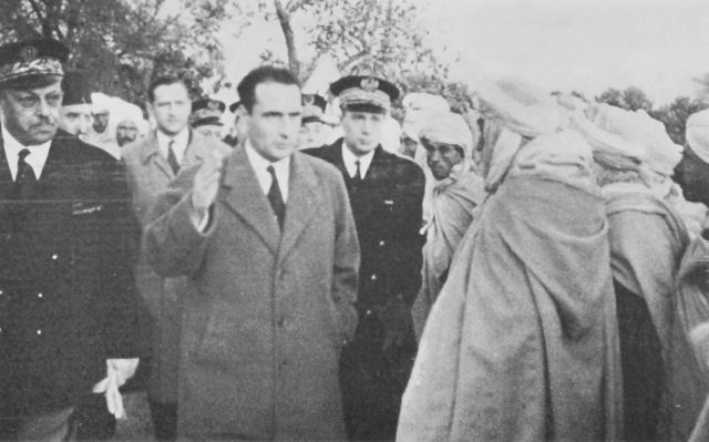 François Mitterrand, ministre de l'Intérieur en visite en Algérie le 12 novembre 1954