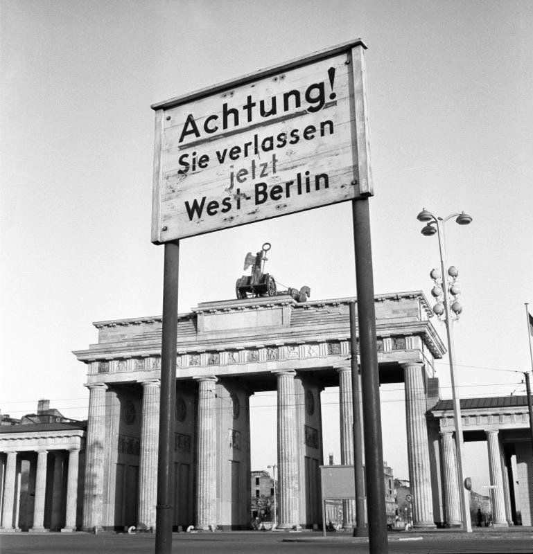 La Porte de Brandebourg vue depuis Berlin-Ouest en 1959