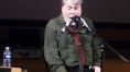 Paul Dutton et ses trois micros au studio 106 par S Noël