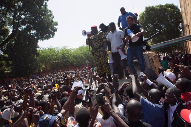 Le lieutenant-colonel Isaac Zida arrangue la foule de manifestants anti-gouvernementaux