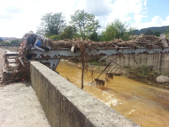 L'eau a débordé au-delà du canal censé la contenir