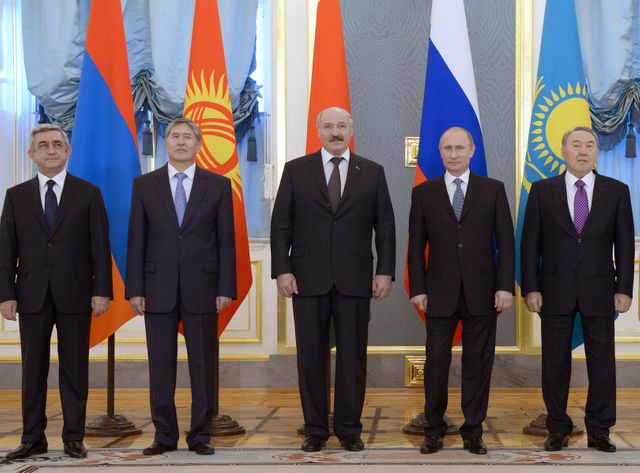 Vladimir Poutine à Moscou entouré des présidents d'Arménie, du Kirghizistan, de Biélorussie et du Kazakhstan