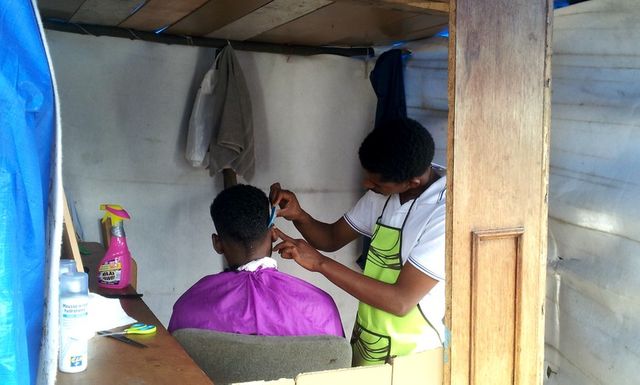 Salon de coiffure improvisé
