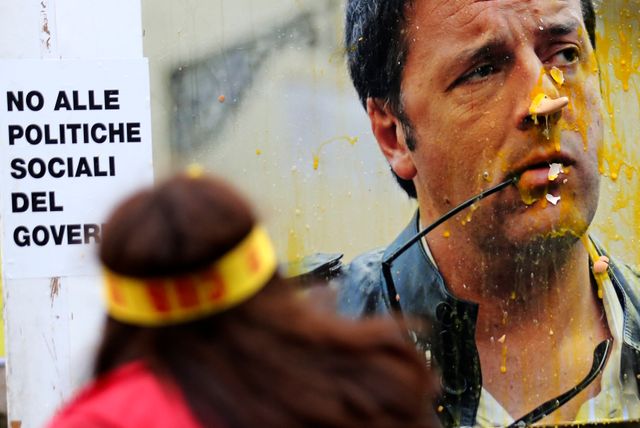 Des oeufs jetés sur une affiche de Renzi le 8 octobre dernier