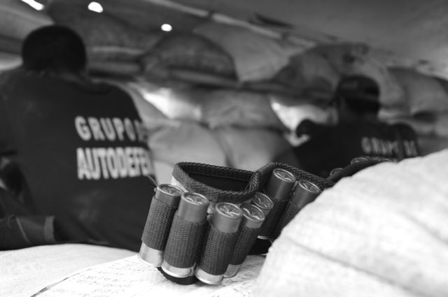Les citoyens mexicains obligés de s'armer pour lutter contre les cartels. Image tiré de Narco-finance diffusé sur Arte