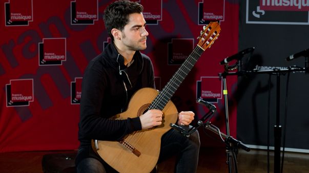 Le guitariste Milos Karadaglic (©Guillaume Decalf / France Musique)
