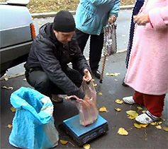 Vendeur improvisé de pommes de terre à Donetsk, en Ukraine, fin octobre 2014