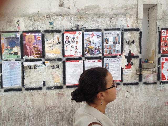 AFFICHES ELECTORALES A TUNIS POUR LE SCRUTIN DE DIMANCHE