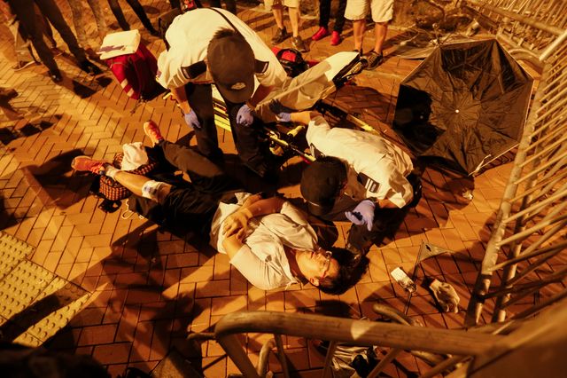 Les policers interviennent sans ménagement ce mercredi à Hong Kong