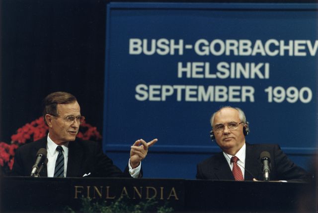 George H. W. Bush et Mikhaïl Gorbatchev lors d'une conférence de presse au sommet d'Helsinki le 9 septembre 1990