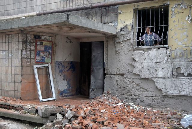 Une femme réfugiée dans les décombres de sa maison à Donetsk