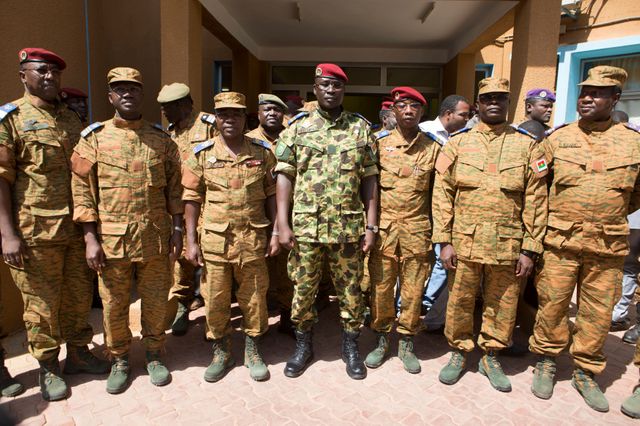 le lieutenant-colonel Isaac Zida et les militaies qui l'ont adoubé samedi