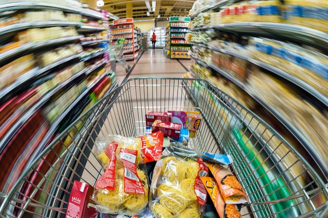 Pousser un caddi dans un supermarché