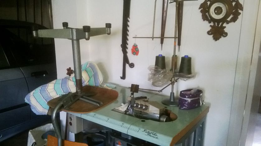 Machine à coudre offerte à Annie Ravailler avant la fermeture définitive de l'entreprise en 1994