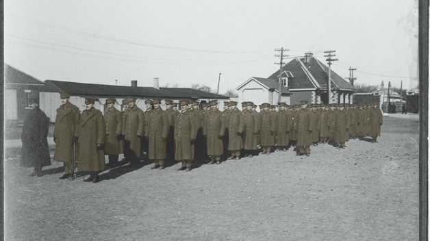 Premiers soldats du 22e Bataillon à Saint-Jean à l’entraînement, 1914. Certains n’ont pas encore reçu leur uniforme.