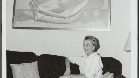 Anonyme, Jacqueline Delubac au dessous de la Femme assise sur la plage de Pablo Picasso. Collection particulière - © Succession Delubac © Succession Picasso 2014 © Droits réservés