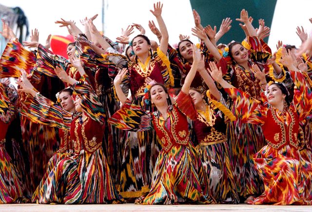 Des danses uzbek le jour de l'an (Nowrouz)