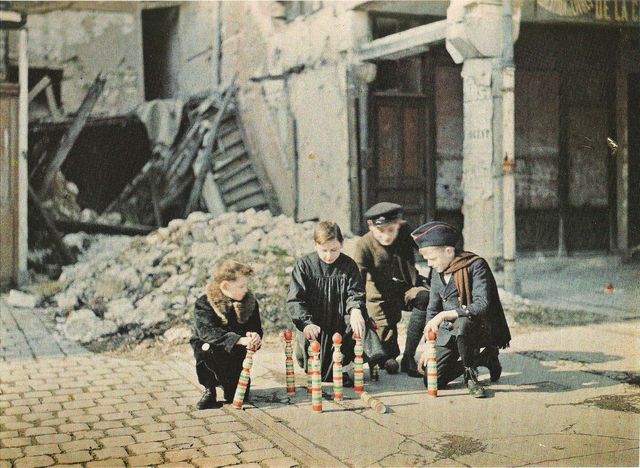 Enfants jouant aux quilles dans les ruines de Reims - Autochrome de F.Cuville - 6 mars 1917