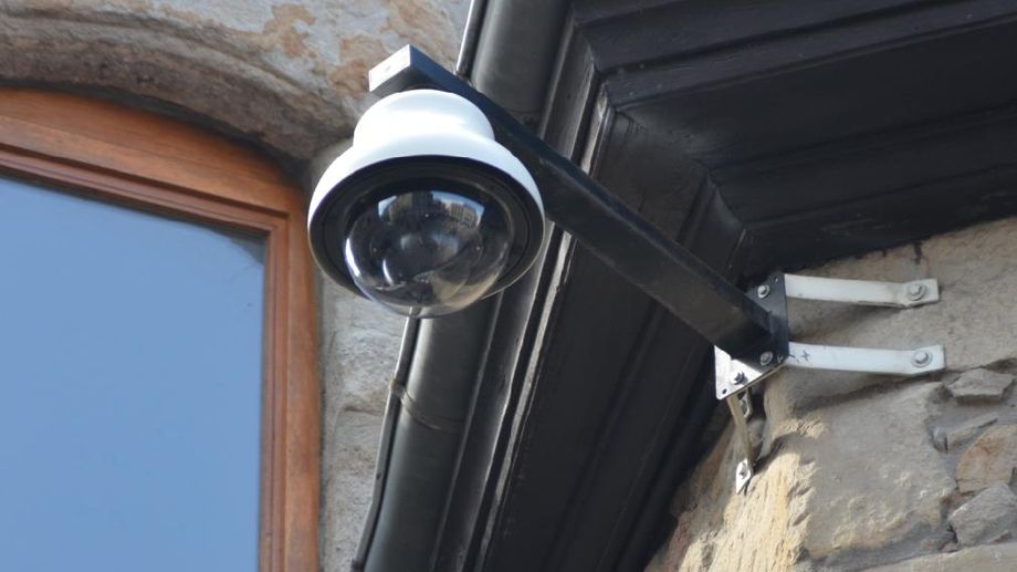 À coups de tête, il détruit une caméra de vidéosurveillance de Châtellerault