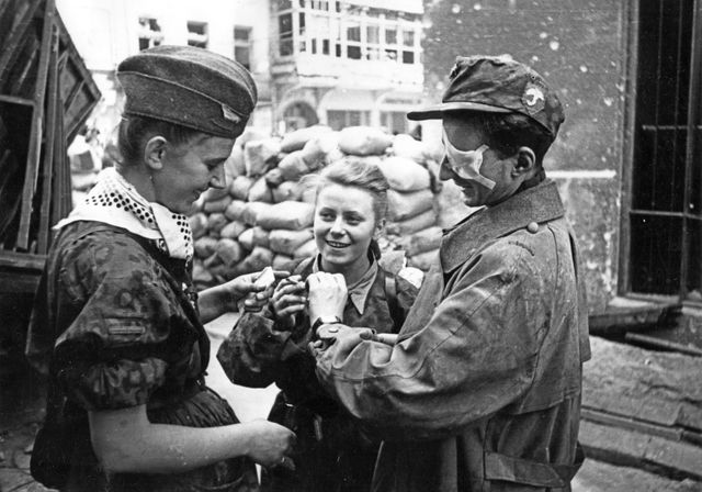 Deux infirmières et un soldat du bataillon "Parasol" rue Warecka à Varsovie le 01/09/1944