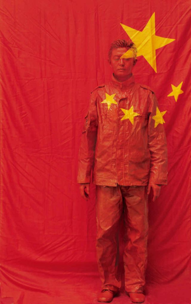 Bolin Liu, Hide in the city n°26, In front of the China flag
