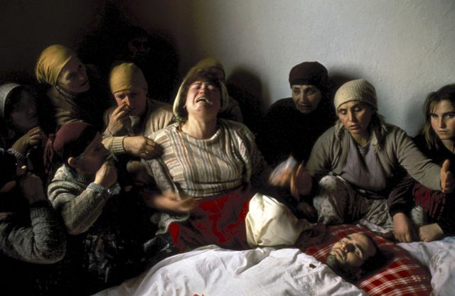 28 janvier 1990, Kosovo, Nagafc. Veillée funèbre de Nasimi Elshani, militant indépendantiste tué par la police serbe