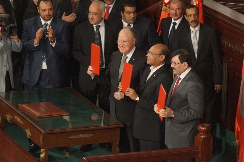 Signature de la Constitution tunisienne de 2014 par M. Ben Jaafar, M. Marzouki et A. Larayedh, 27 janv.