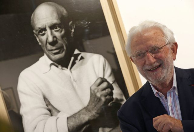 Lucien Clergue devant un portrait de Pablo Picasso