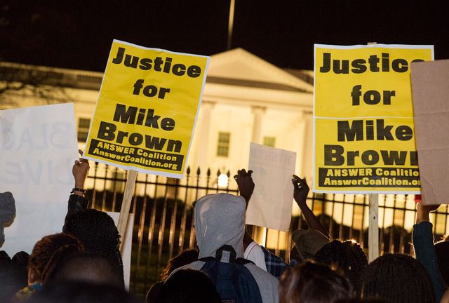 Ferguson : manifestation devant la Maison Blanche