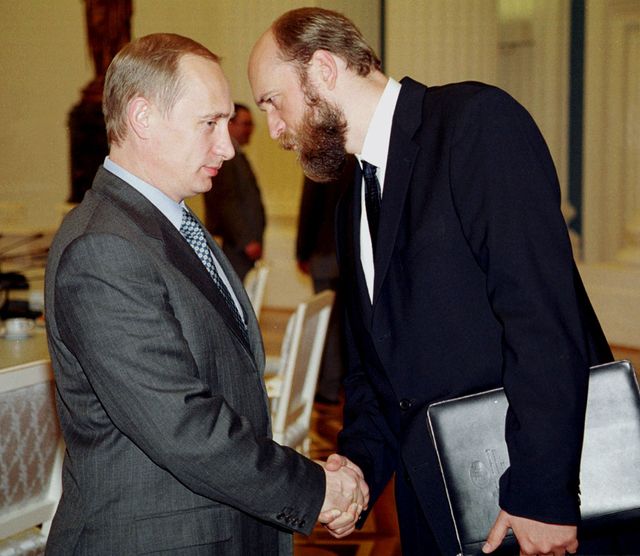 Pougachev avec Vladimir Poutine en 2000.