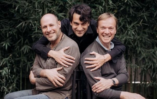 Baptiste Trotignon entoure Jeff Ballard (à gauche) et Thomas Braderie (à droite)