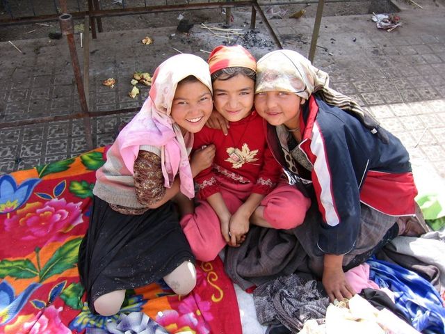 Fillettes sur le marché de Khotan/Hotan