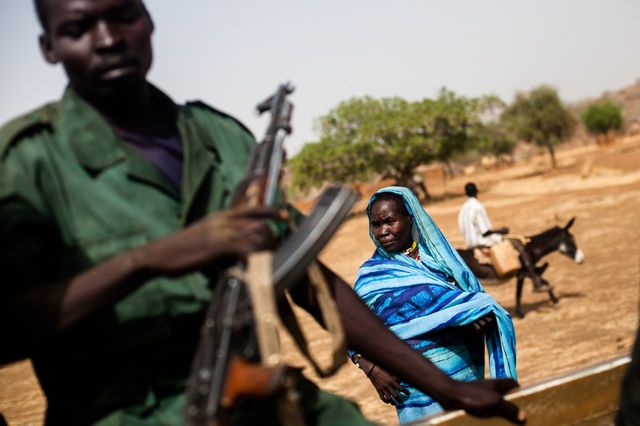 Une femme à Fama où la population est partie pour 60% à cause du manque de nourriture et des bombardements.