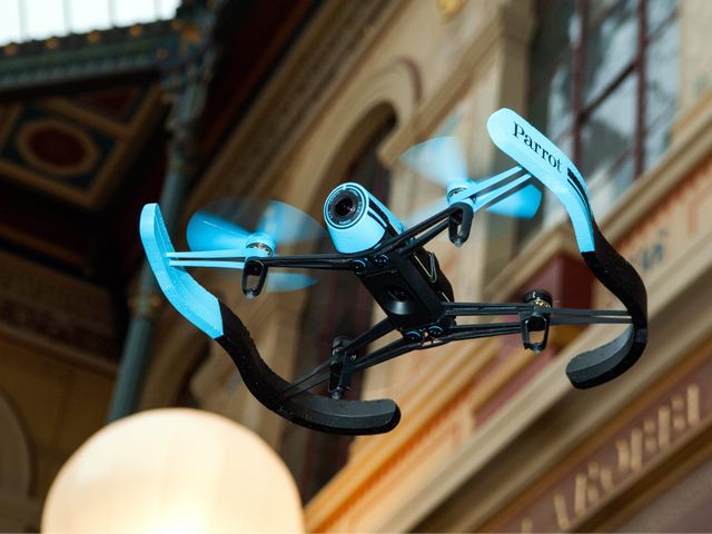 Au moins 5 drones ont survolé Paris