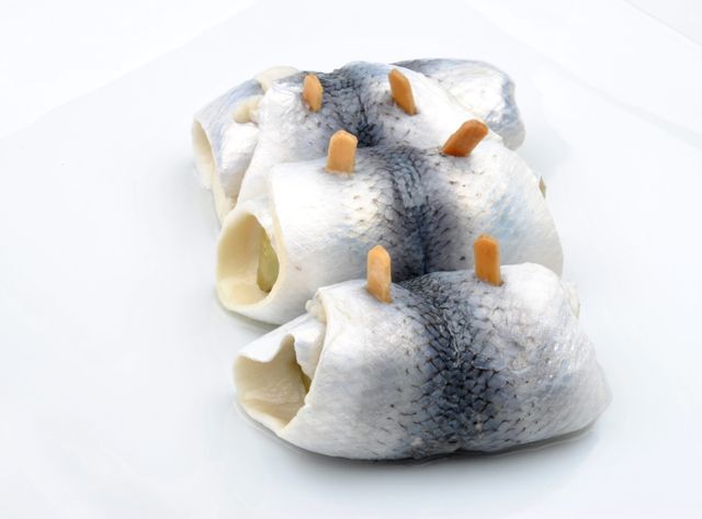 Des rollmops, remède typiquement allemand à base de hareng, cornichons et oignons.
