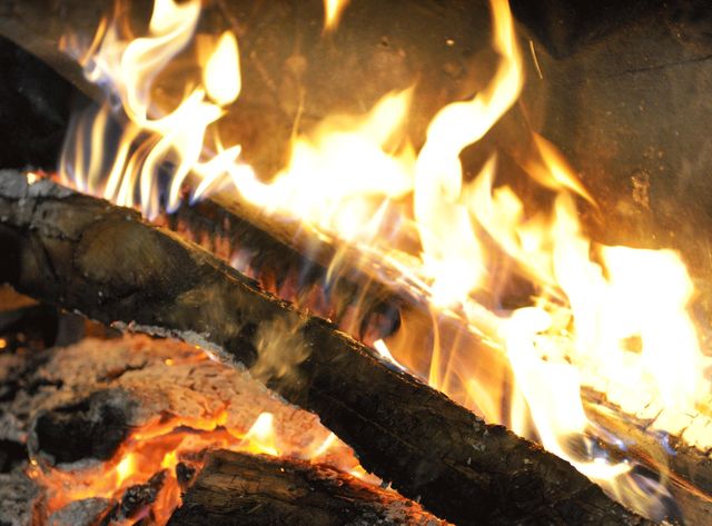 Feu de cheminée en foyer ouvert