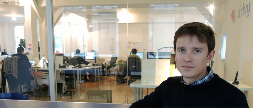 Paulin Dementhon, fondateur de Drivy, dans ses locaux parisiens. Avec en arrière plan ses ingénieurs et codeurs