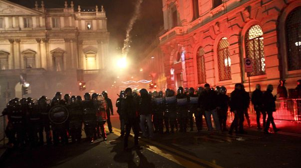 Affrontement entre les manifestants et la police devant la Scala de Milan (© MaxPPP/Mourad Balti Touati)