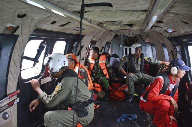 Opérations de recherche e la carcasse de l'Airbus d'AirAsia