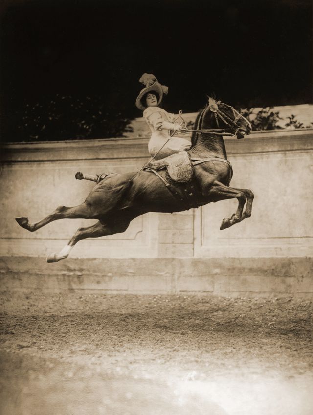 Blanche Allarty, le saut plané ou cabriole, 1911, tirage moderne d'après plaque de verre